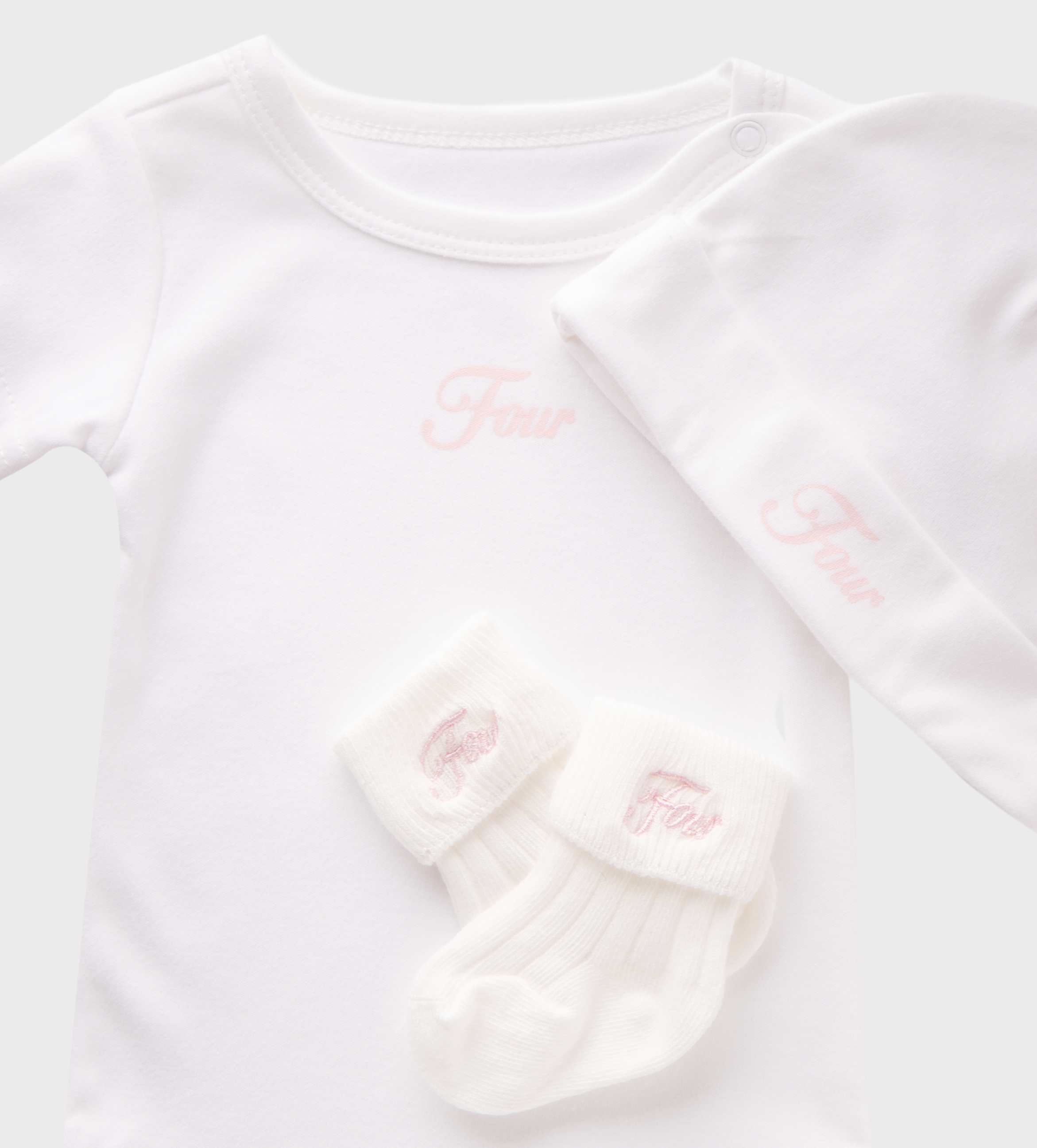 Babycadeauset (babypakje, mutsje en sokken) Wit